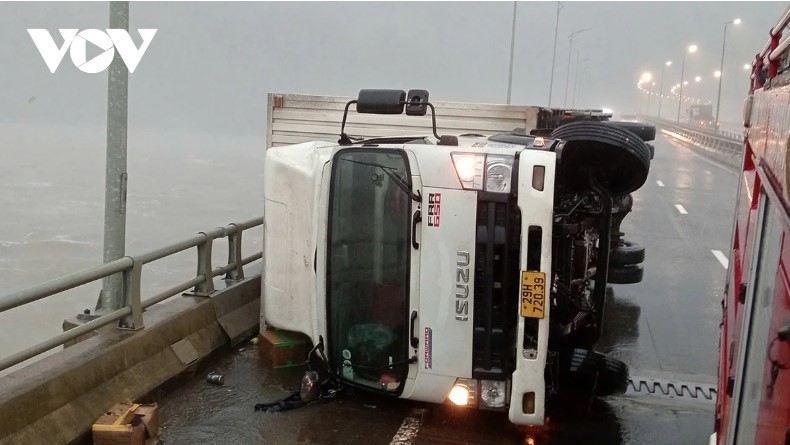 Due to strong winds, a truck loses control and overturns on the road to Hai Van Tunnel, the longest road tunnel in Southeast Asia, which connects Da Nang city and Thua Thien-Hue province.