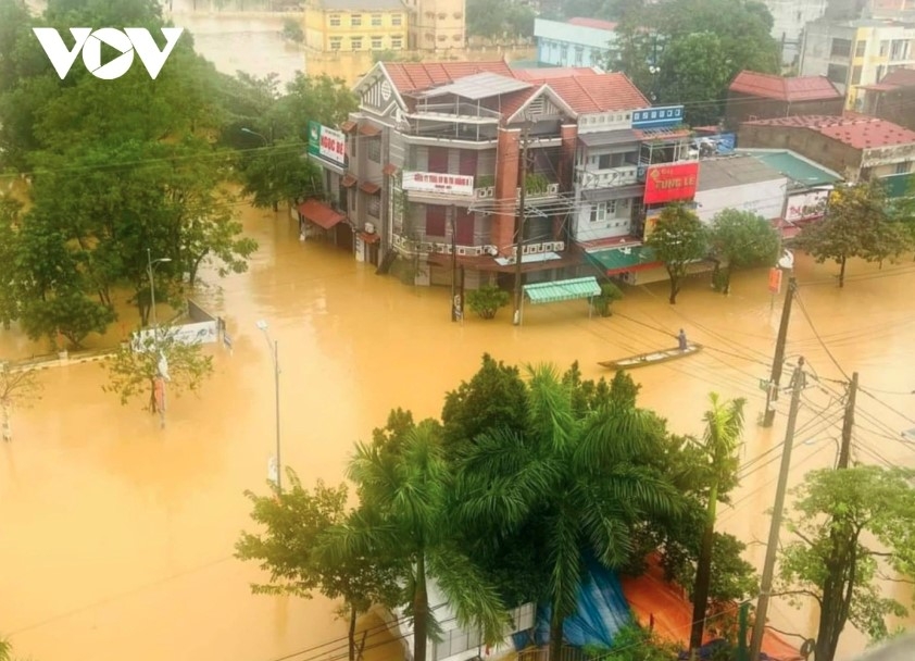 Nearly 400 households in Le Thuy are left isolated after three national roads 9B, 9C, and 15D were deeply flooded.