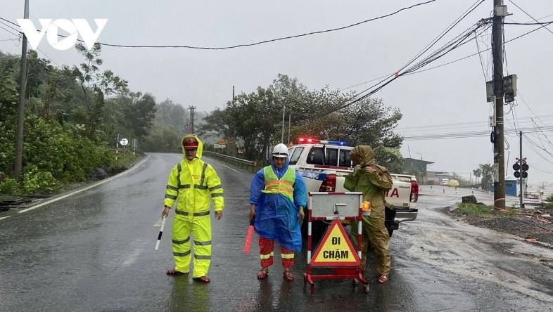 Local authorities have temporarily banned all vehicles via Hai Van Tunnel to ensure safety.