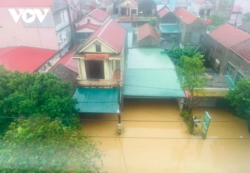 Heavy rains inundate many sections of the North-South railway through Le Thuy district of Quang Binh province and Vinh Linh district of Quang Tri province. Many trains are stuck at Dong Hoi and Dong Ha stations, thereby forcing passengers to continue their journey by car.