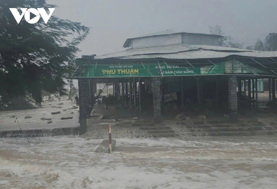The typhoon forces Thua Thien-Hue to evacuate over 4,400 households with 18,300 people, according to the provincial steering board for disaster prevention, search, and rescue.