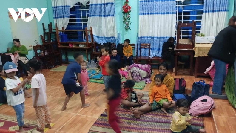 In central province of Quang Nam, over 4,400 households are evacuated to shelters as storm Trami directly pounds the locality.