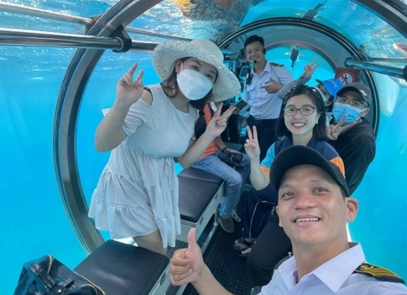 The submarine services provided by Vinpearl Joint Stock Company offer exciting experiences for tourists. (Photo: baokhanhhoa.vn)