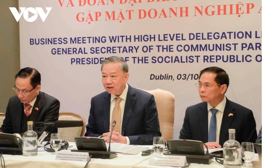 Party General Secretary and President To Lam speaks at the meeting