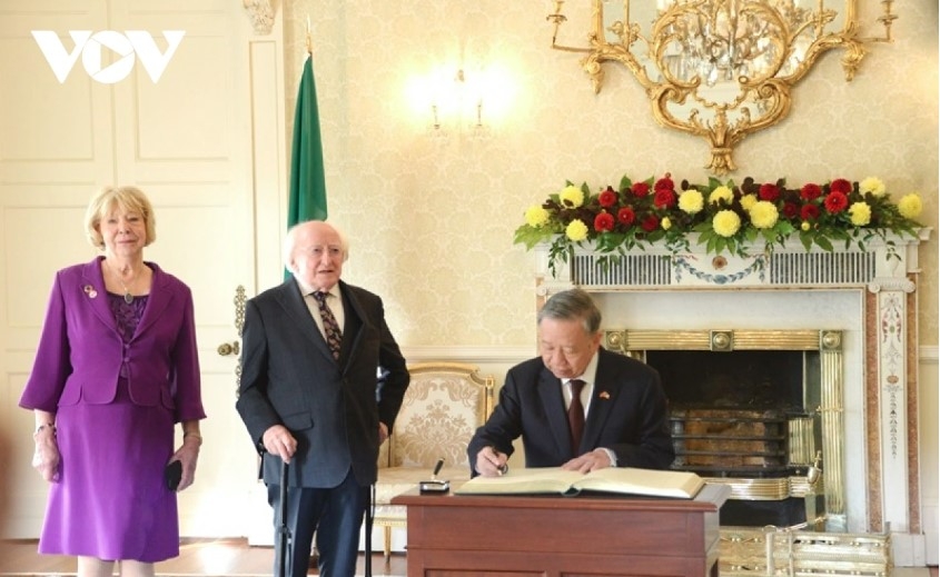 Party General Secretary and State President To Lam writes in the guest book