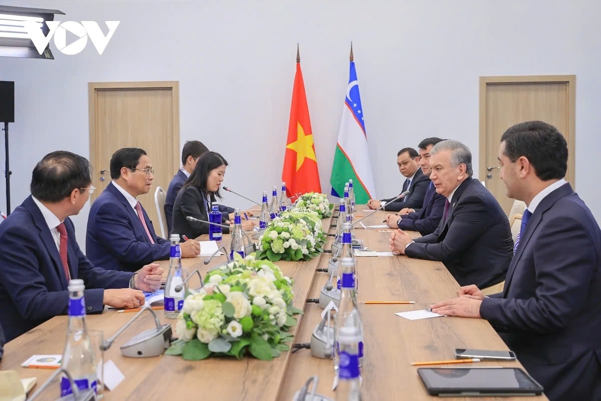 Vietnamese Prime Minister Pham Minh Chinh and Uzbekistan President Shavkat Mirziyoyev have a brief meeting on the sidelines of the 16th BRICS Summit in Kazan, Russia, on October 24