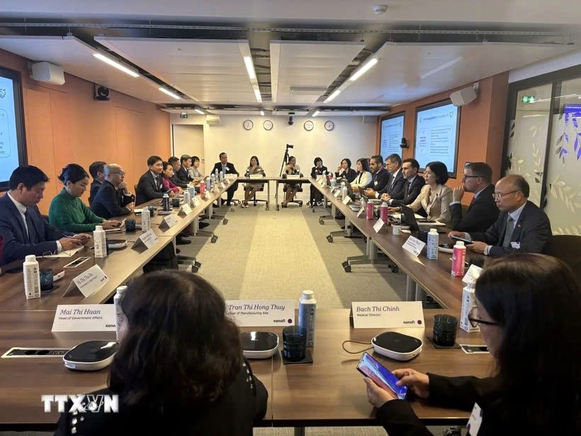 A Vietnamese delegation led by Nguyen Thi Kim Tien, former Minister of Health works with Sanofi's leadership on vaccine production cooperation in Paris on October 8. (Photo: VNA)