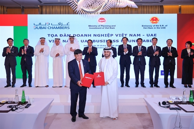 Leadership representatives of Vietjet and Emirates exchange the MOU to expand international connectivity in the presence of Prime Minister Pham Minh Chinh (C) in Dubai, UAE. (Photo courtesy of Vietjet)