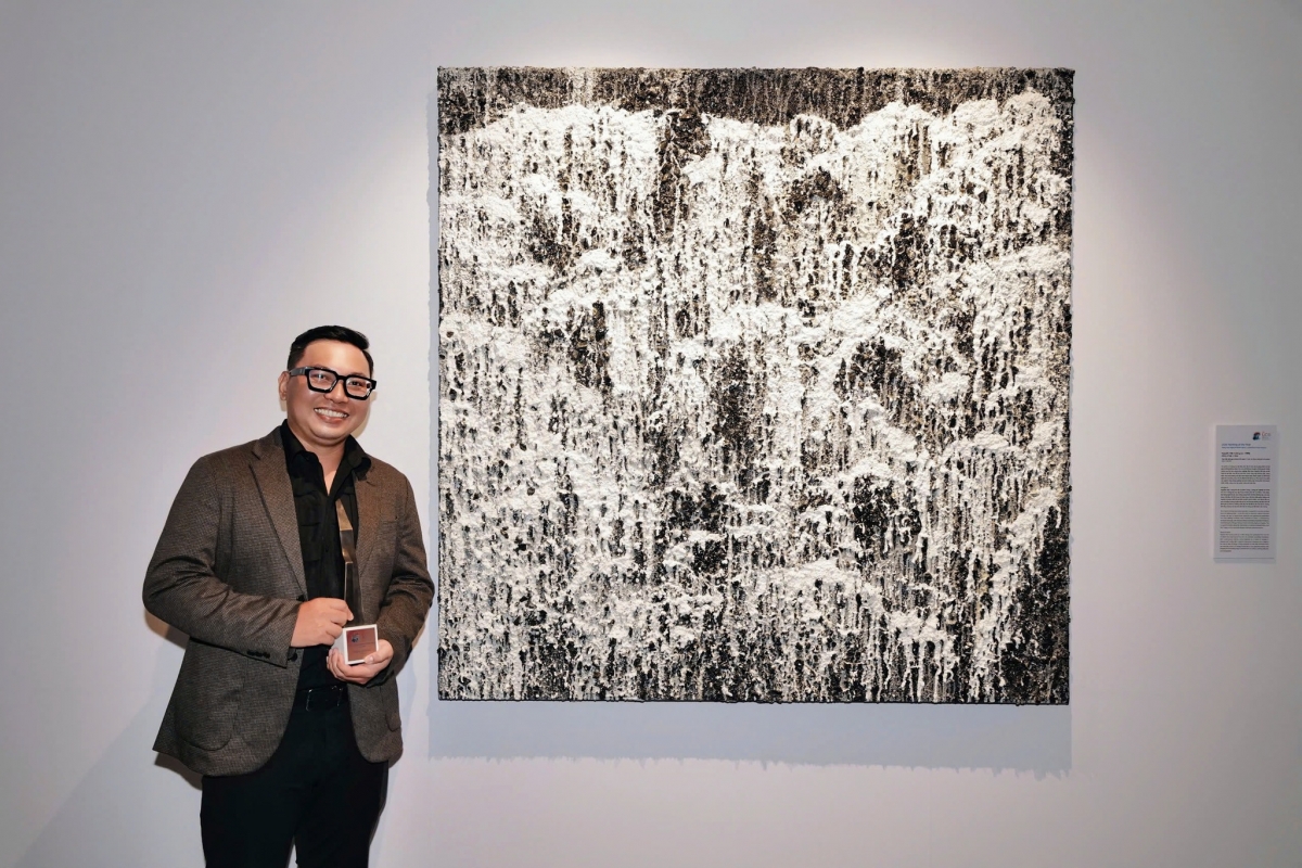 The second UOB Painting of the Year Award (POY) goes to local artist Nguyen Viet Cuong for his artwork titled “Dòng chảy”, featuring the beauty of Vietnamese landscape. (Photo courtesy of UOB Vietnam)