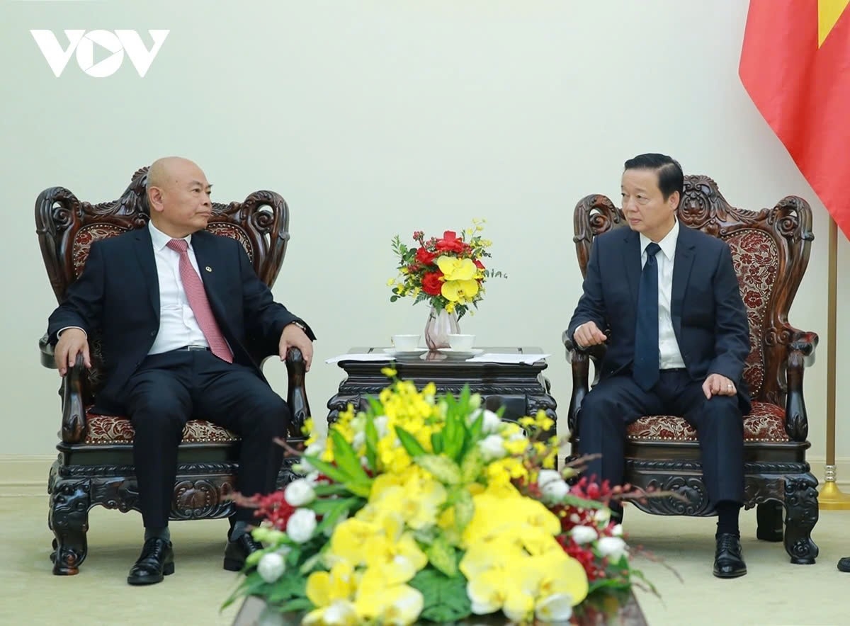 Vietnamese Deputy Prime Minister Tran Hong Ha (R) receives Chen Yun, chairman of the China Railway Engineering Corporation (CREC), in Hanoi on October 14