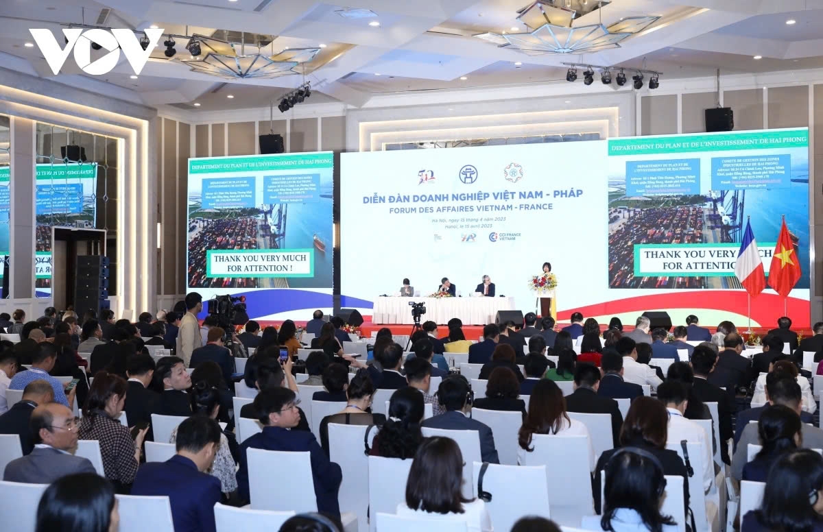 Delegates attending the Vietnam - France business forum in Hanoi in 2023