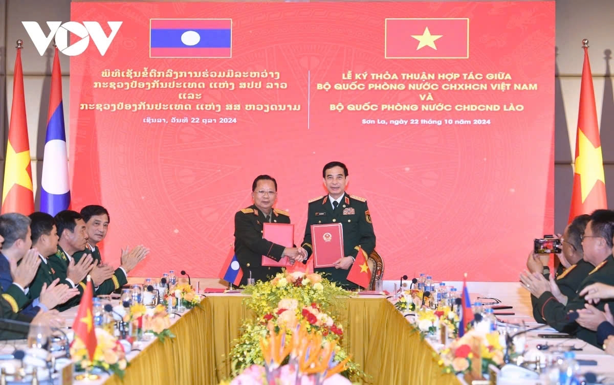 General Phan Van Giang, Minister of National Defense of Vietnam, and General Chansamone Chanyalath, Minister of National Defense of Laos, sign a defense cooperation document between the two countries for 2025-2029