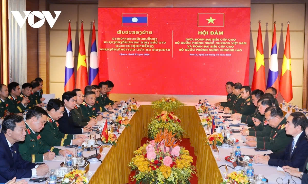 General Phan Van Giang, Minister of National Defense of Vietnam, and General Chansamone Chanyalath, Minister of National Defense of Laos, hold talks on defense cooperation between the two countries