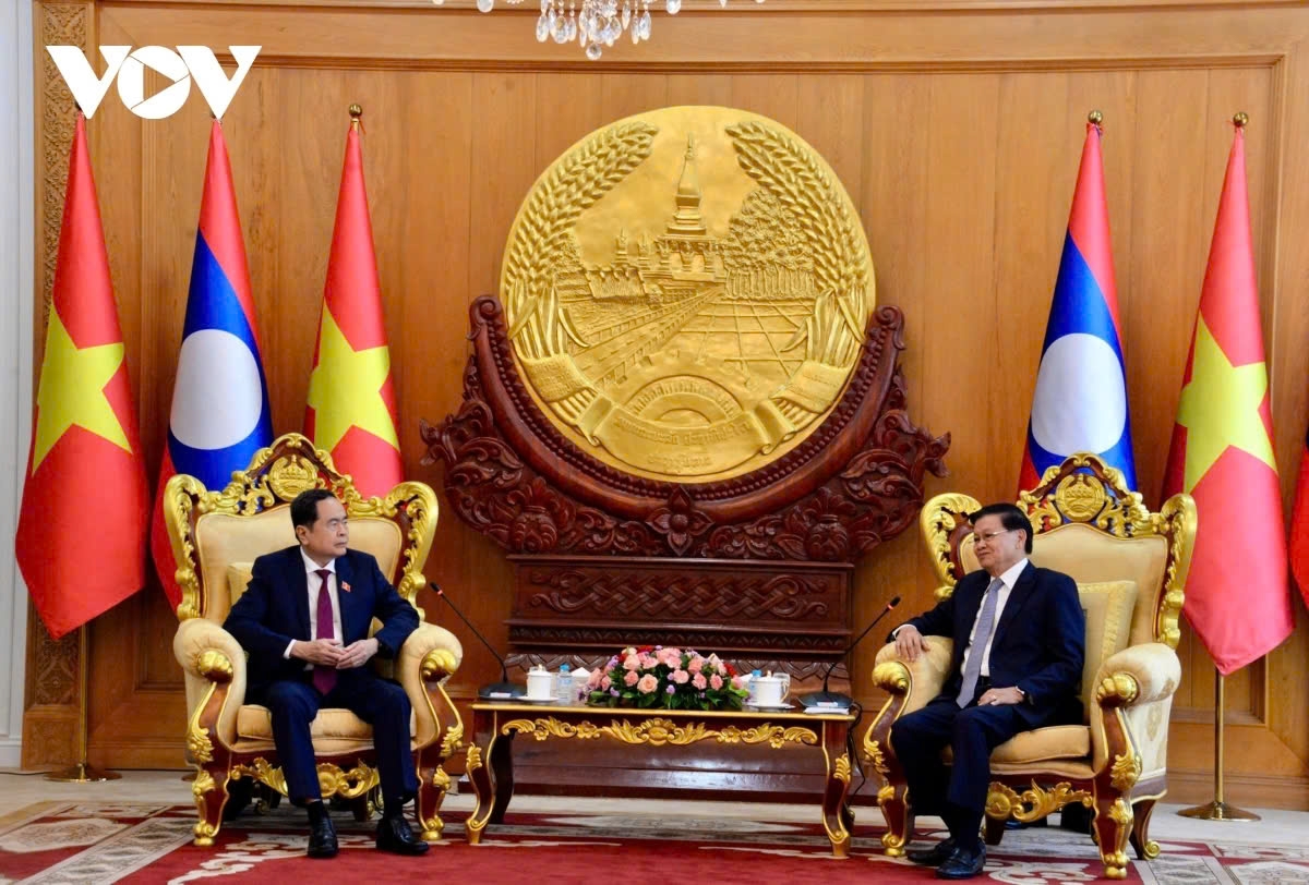 Chairman of the National Assembly of Vietnam Tran Thanh Man (L) and Party General Secretary and President of Laos Thongloun Sisoulith stressed the importance of increasing parliamentary cooperation to further boost bilateral relations
