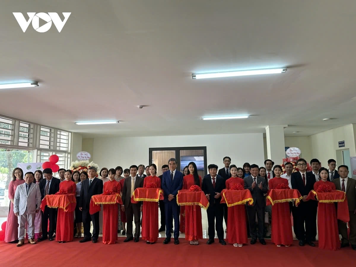 Cutting the red ribbon to inaugurate the Vietnam Office of Hiroshima University at Thai Nguyen University of Agriculture and Forestry