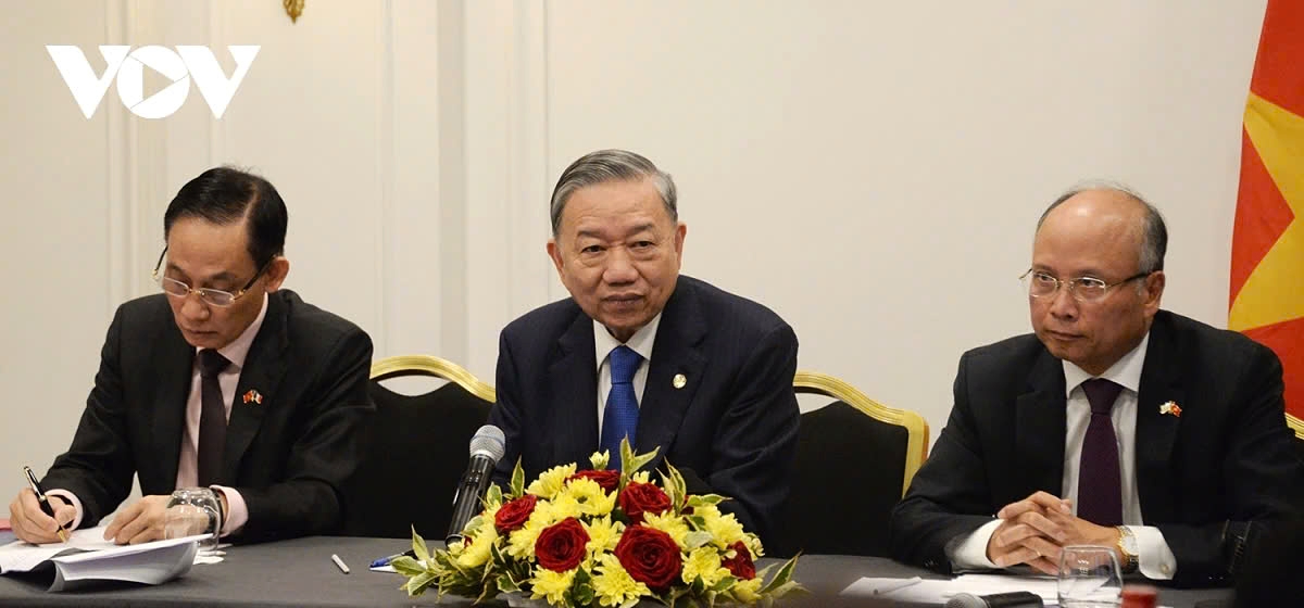 Party General Secretary and President To Lam (centre) speaks at the meeting