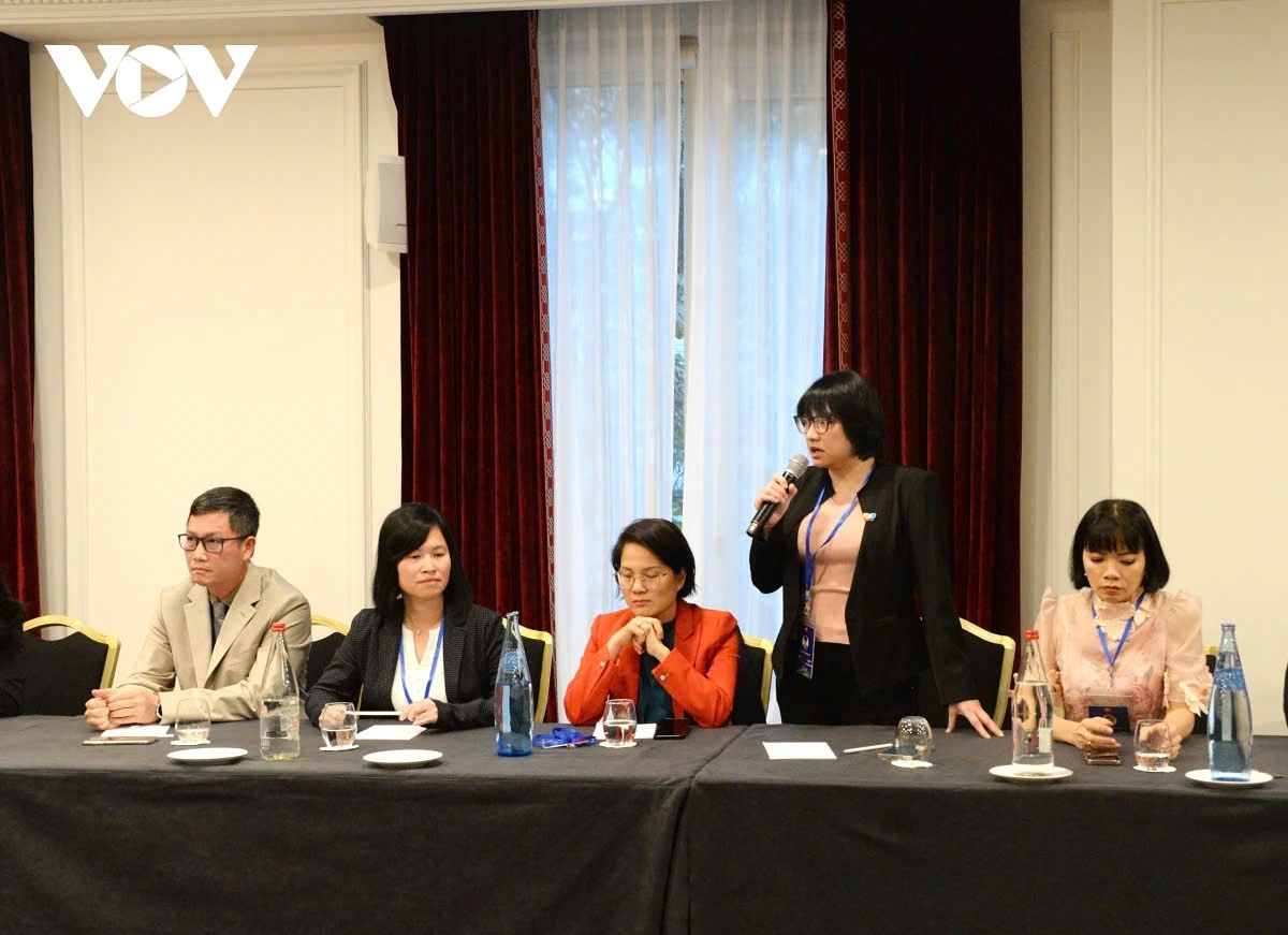 An intellectual makes some development recommendations for Vietnam at the meeting