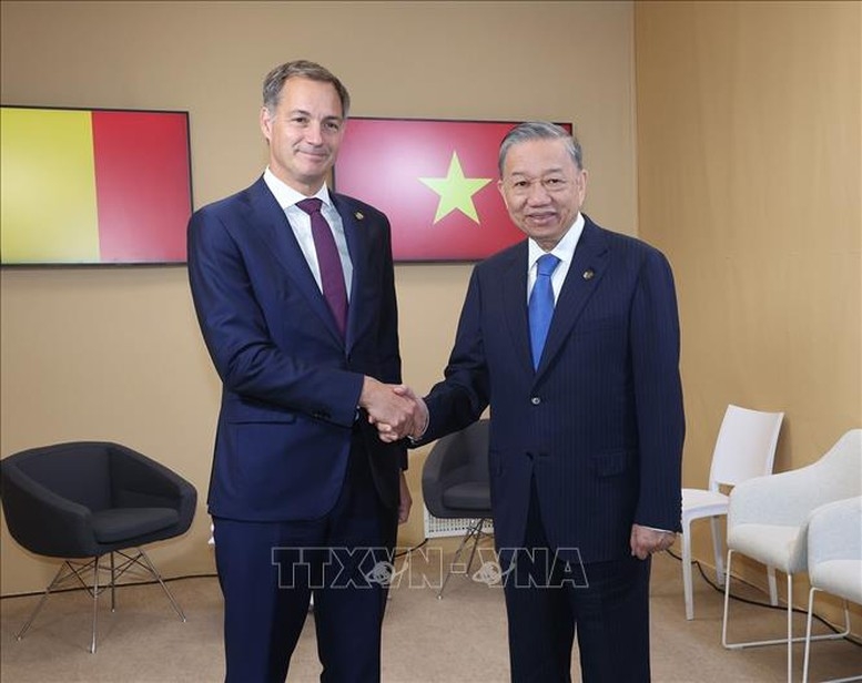 Vietnamese Party General Secretary and President To Lam (R) and Belgian Prime Minister Alexander De Croo during their meeting on the sidelines of the 19th Francophonine Summit in Paris on October 5 (Photo: VNA)