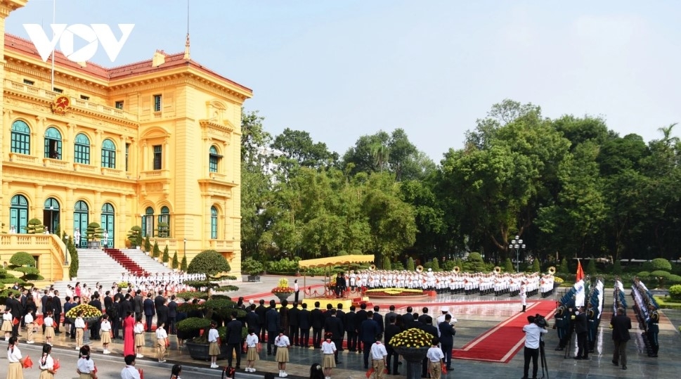 Premier of the State Council of the People's Republic of China Li is on a three-day visit to Vietnam at the invitation of Prime Minister Pham Minh Chinh. An official welcome ceremony was held for Chinese Premier Li Qiang, in Hanoi on October 13 with the highest protocol for foreign government leaders.