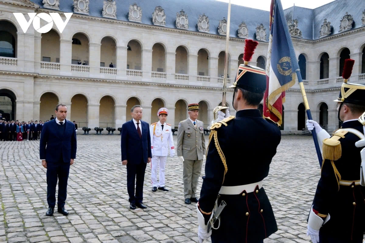 The welcoming ceremony for General Secretary and President To Lam of Vietnam takes places at the Les Invalides in Paris on October 7 morning.