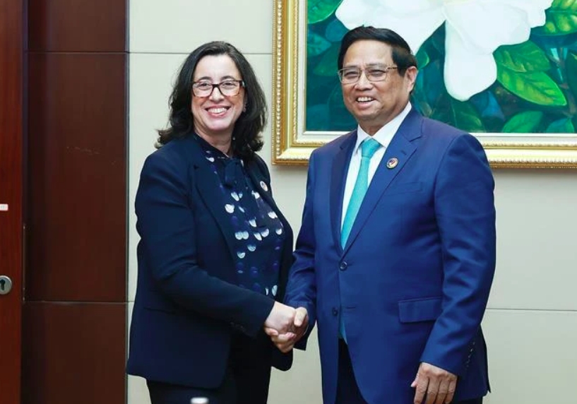 Prime Minister Pham Minh Chinh (R) and WB Vice President for East Asia and Pacific Manuela Ferro
