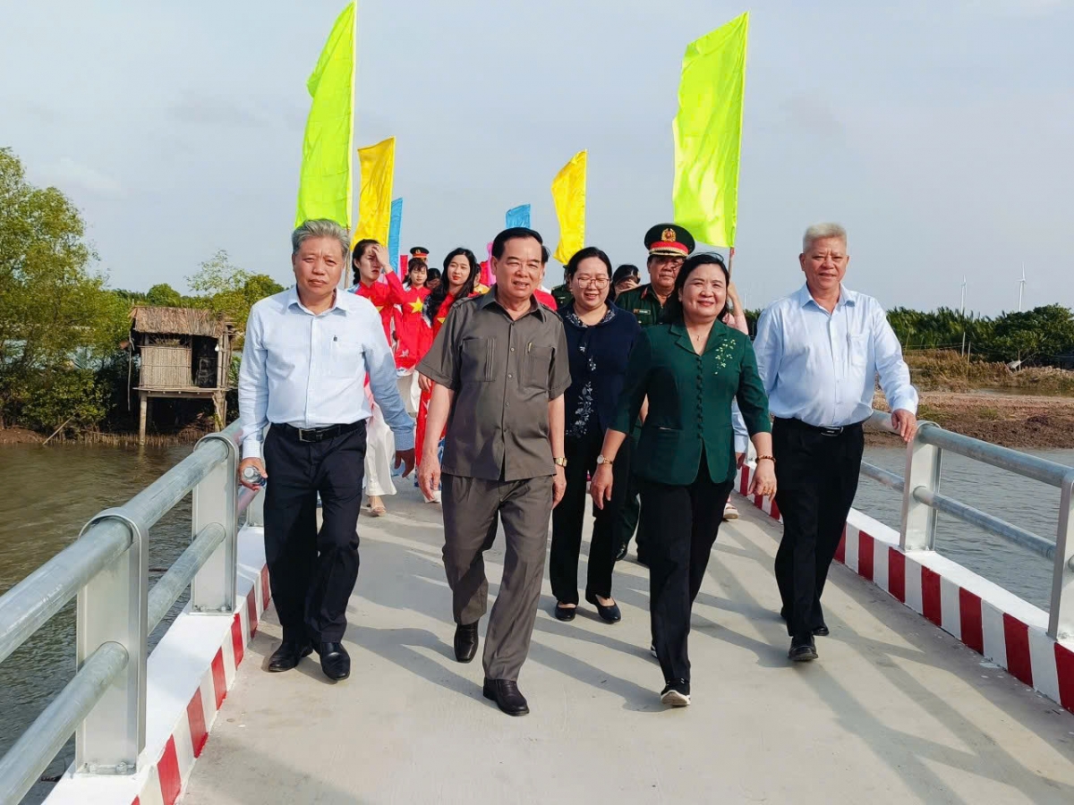 Lãnh đạo Tỉnh ủy- UBND tỉnh Bến Tre dự khánh thành một công trình cầu giao thông tại huyện Thạnh Phú