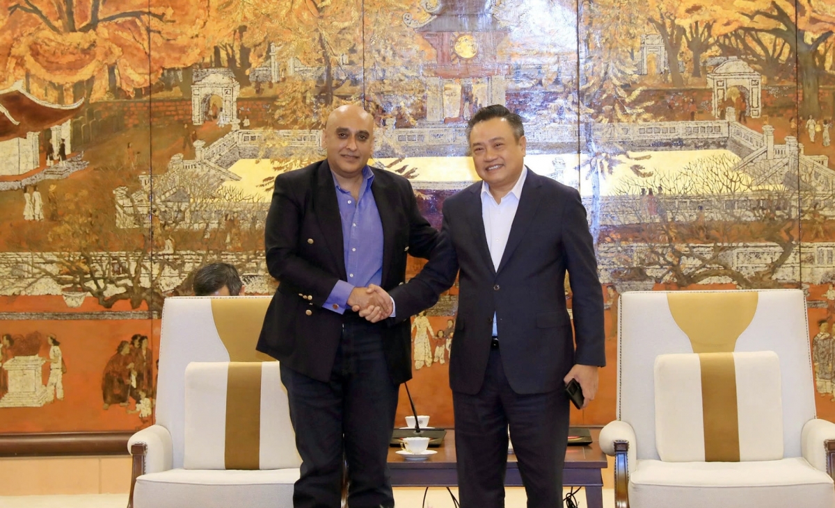 Chairman of Hanoi People's Committee Tran Sy Thanh (right) receives Makara Capital CEO Ali Ijaz Ahmad. (Photo: hanoimoi.vn)