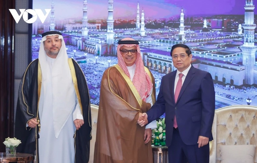Prime Minister Pham Minh Chinh (R) receives Abdulla Mohammed Al Zamil, Chairman of the Board of Directors of Zamil Industrial Investment Company (Zamil Industrial) under Zamil Group.