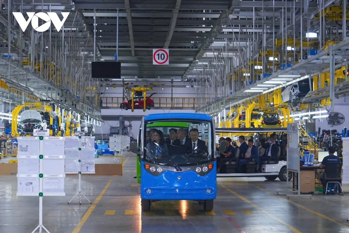 While in Hai Phong, the Bulgarian President also tours Lan Ha Bay, a local tourist attraction, and the VinFast Automobile Factory.