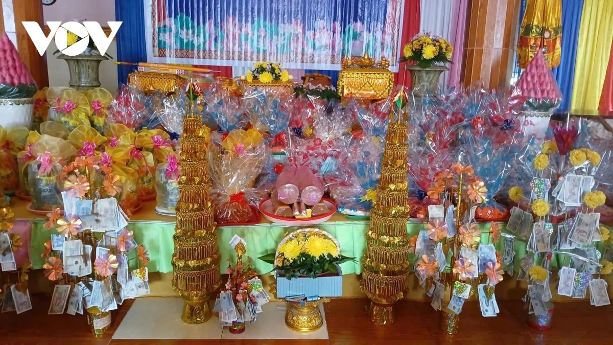 According to regulations, each temple is only allowed to hold the grand Kathina robe offering ceremony once a year, and the ceremony normally lasts for 30 days.