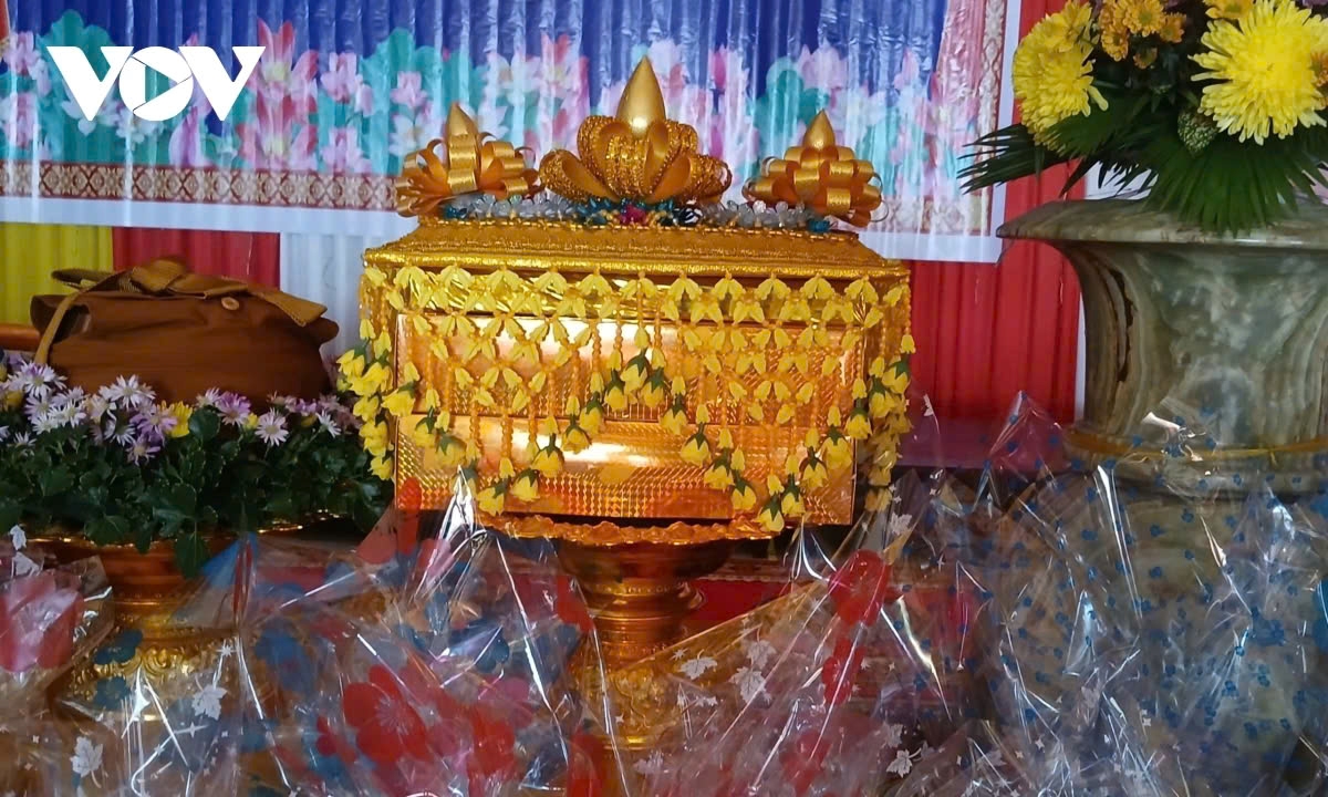 The cà sa robe is the most important item in the Kathina ceremony, and it must be carefully and respectfully packaged to symbolize the devotion and reverence of the laypeople towards the monks and their monastic life.
