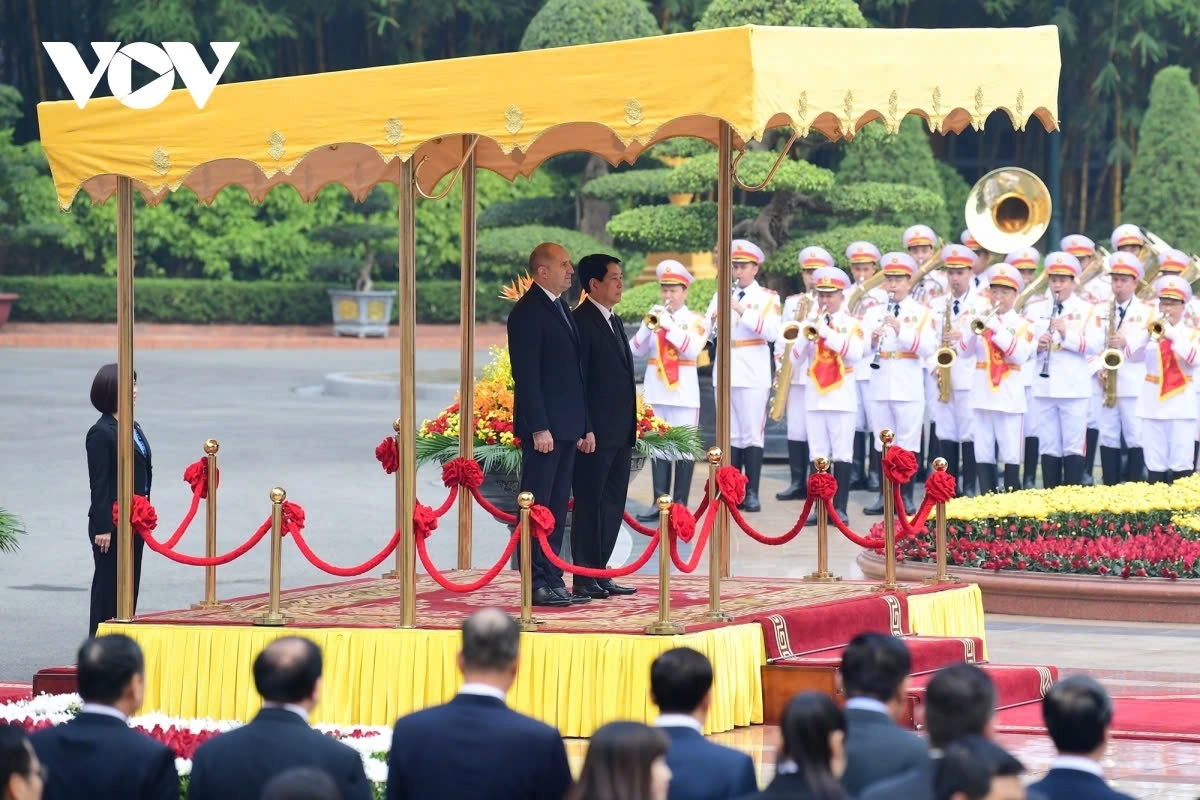 Over the years, both sides have regularly exchanged delegations at all levels, especially high-level visits, and have closely coordinated and supported each other at multilateral forums. (In the photo, President Luong Cuong invites President Rumen Radev to the podium of honour to render the flag salute).
