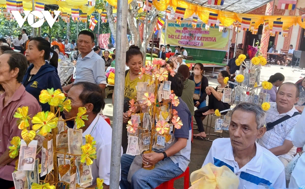 Holding the Kathina ceremony in early November this year, Phu Ly 2 Pagoda in Vinh Long Province has attracted thousands of Buddhist followers from local villages, as well as from Ho Chi Minh City, Can Tho, and neighboring areas.