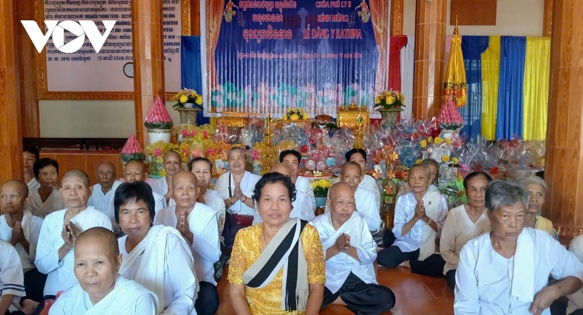 The ceremony takes place in a joyful and warm atmosphere, bringing together a sense of community and devotion.