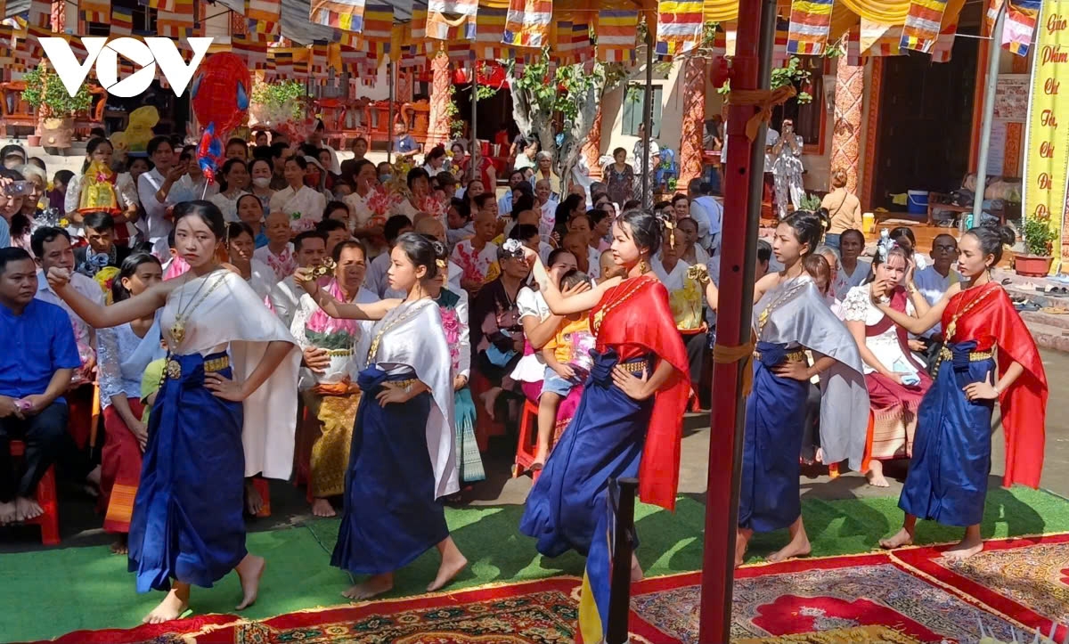 Khmer young women perform a welcoming dance.