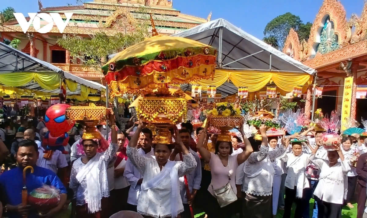 The Buddhist followers are preparing to perform the Nhiễu Phật – a Buddhist ritual where followers walk around a Buddha statue or a stupa three times in a clockwise direction. The ritual symbolizes the devotees’ respect and gratitude towards the Buddha, the Dharma, and the Sangha.