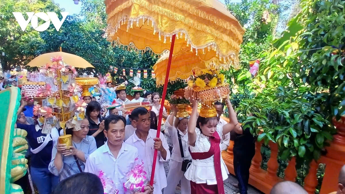 The offerings are carried by the Buddhist followers on their heads as they walk three times around the main hall, symbolizing their deep respect and devotion to the Buddha and the monastic community.
