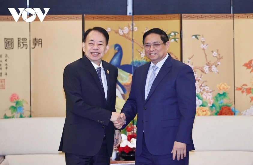 Prime Minister Pham Minh Chinh (R) and ADB President Masatsugu Asakawa 