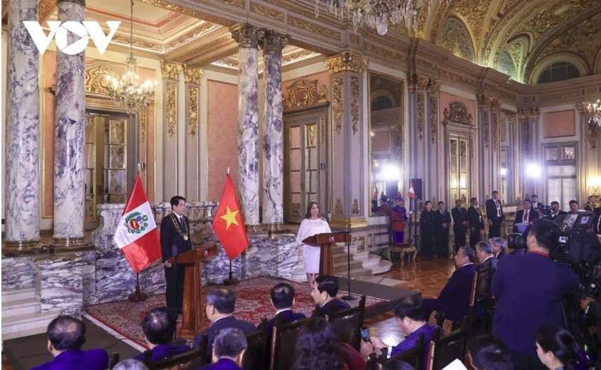 Vietnamese President Luong Cuong and his Peruvian counterpart Dina Ercilia Boluarte Zegarra speaks at the press briefing 