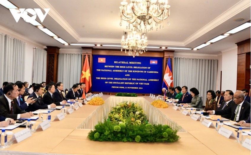 At the talks between NA Chairman Tran Thanh Man and President of the Cambodian NA Samdech Khuon Sudary