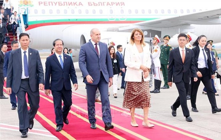 President of the Republic of Bulgaria Rumen Radev and his spouse arrive in Hanoi for their official visit to Vietnam from November 24-28 at the invitation of President Luong Cuong.
