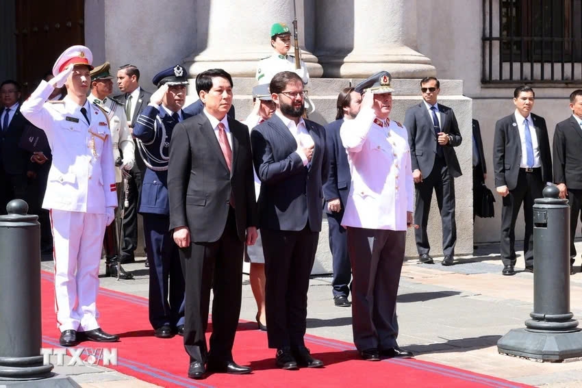 Chilean President Gabriel Boric Font and Vietnamese President Luong Cuong (left) render the flag salute at the welcoming ceremony in Santiago de Chile on November 11. (Photo: VNA)