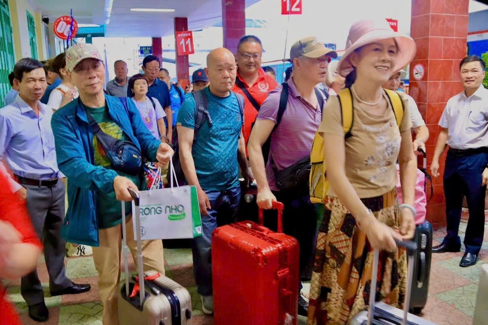 Chinese travellers arrive in Nha Trang for a tour on the trans-Vietnam train. (Photo: tienphong.vn)