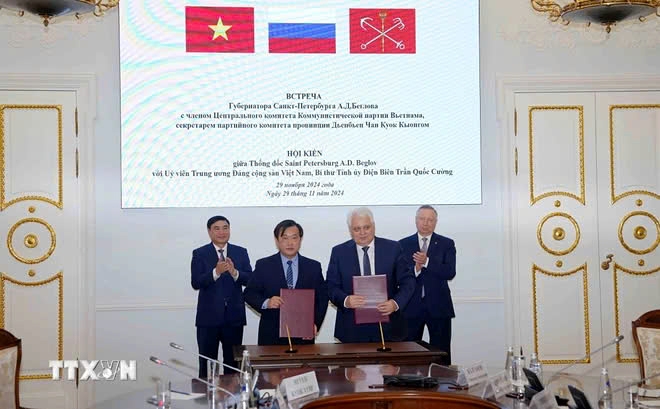 Saint Petersburg Governor Aleksandr Beglov and Dien Bien party Committee Secretary Tran Quoc Cuong witness the signing and exchange of cooperation agreement between Dien Bien and Saint Petersburg. (Photo: VAN)