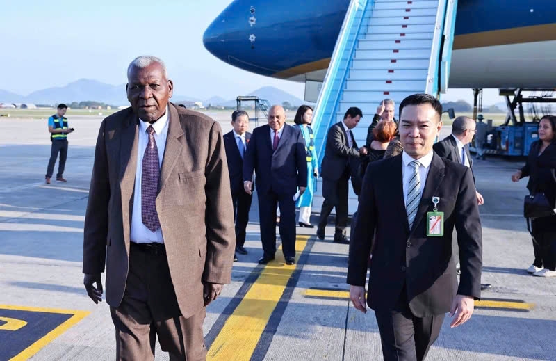 Esteban Lazo Hernandez, President of the National Assembly of People’s Power of Cuba, arrives in Hanoi on November 2 for a two-day visit to Vietnam. (Photo: VNA)