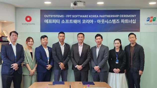 Leaders of Vietnamese IT firm FPT and OutSystems pose for a photo at the signing ceremony in Seoul. (Photo: FPT)