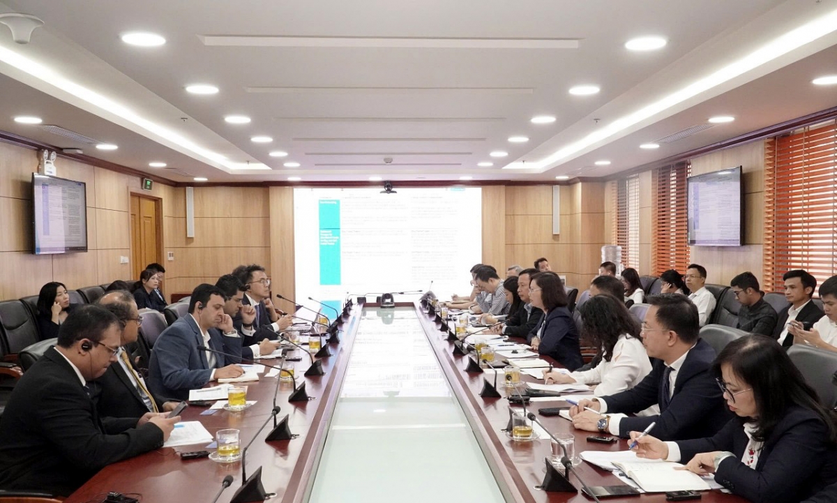 FTSE Russell and Morgan Stanley experts work with the State Securities Commission leadership in Hanoi on November 4 on the upgrade of the Vietnamese stock market. (Photo: SSC)