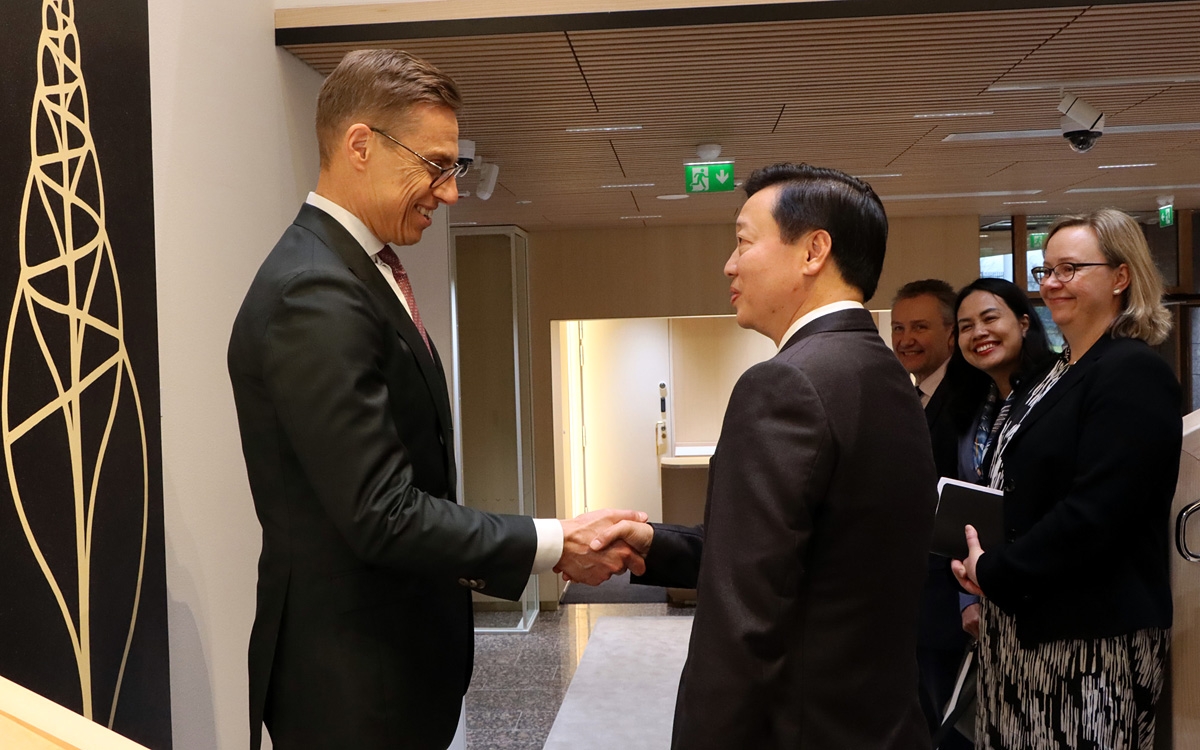 Finnish President Alexander Stubb meets visiting Vietnamese Deputy Prime Minister Tran Hong Ha in Helsinki on November 28. (Photo: VGP)