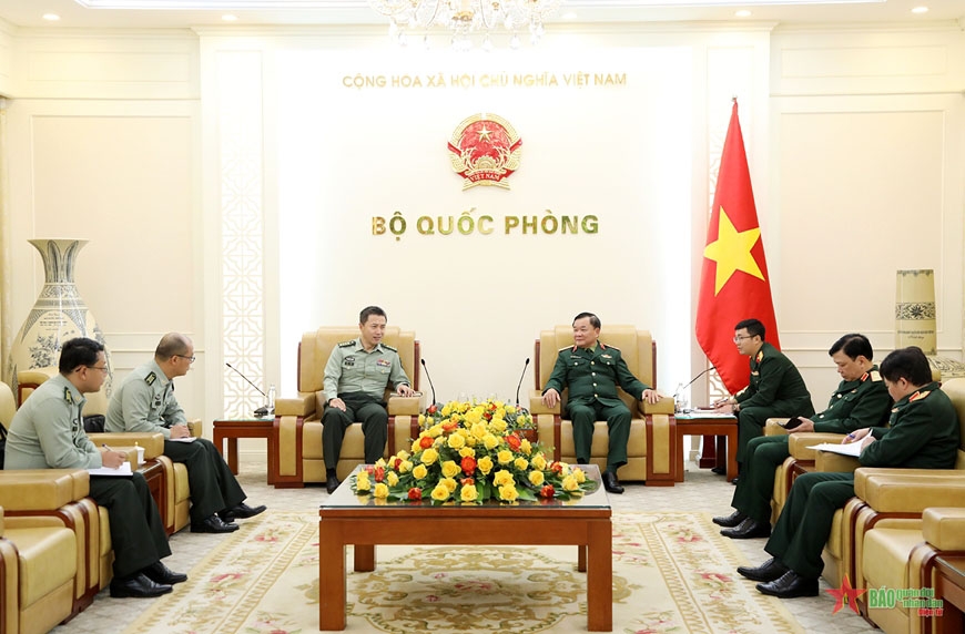 Lieutenant General Hoang Xuan Chien, Deputy Minister of National Defense of Vietnam, and Colonel Jiang Bo, Defense Attaché of China to Vietnam, during their meeting in Hanoi on November 26. (Photo: PANO)