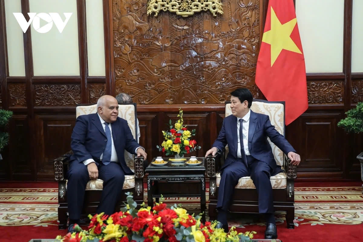 President Luong Cuong (R) receives outgoing Cuban Ambassador Orlando Nicolas Hernandez Guillen in Hanoi on November 7.
